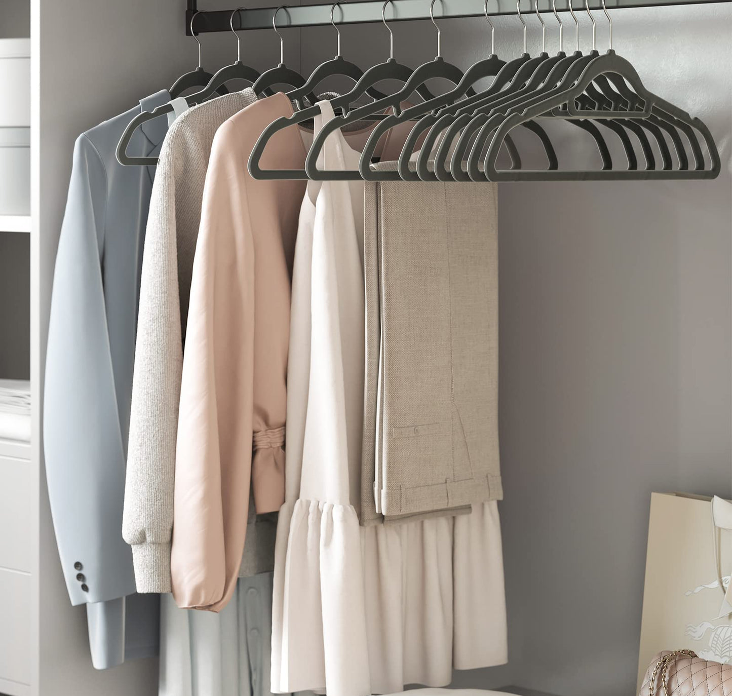 👉 Samt Kleiderbügel 20er Set, Rutschfest mit 360° drehbarem Haken, 0,6 cm schlank & platzsparend, 43,5 cm, mit Krawattenstange – Silber Grau