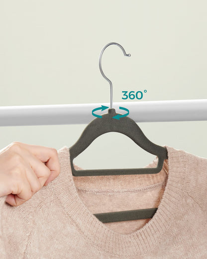 👉 Samt Kleiderbügel 20er Set, Rutschfest mit 360° drehbarem Haken, 0,6 cm schlank & platzsparend, 43,5 cm, mit Krawattenstange – Silber Grau
